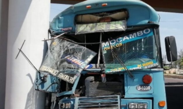 CAMIÓN DEL TRANSPORTE CHOCA CONTRA PUENTE