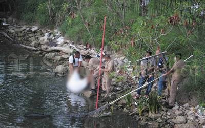 COCODRILO ATACA Y MATA A UNA MUJER QUE LAVABA ROPA (VIDEO)