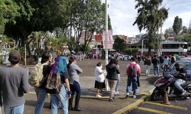 JOVENES ACUDEN A VACUNACION EN XALAPA