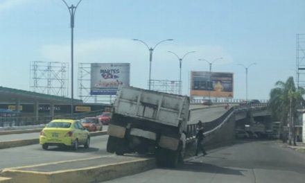 Camión de volteo choca contra barandal de un puente en Veracruz