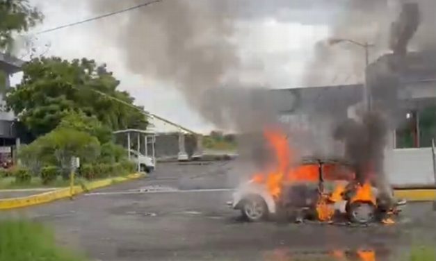 SE QUEMA VOSKSWAGEN FRENTE A FISCALIA DE VERACRUZ