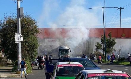 Autobús sin frenos choca 5 vehículos en Veracruz; hay dos muertos