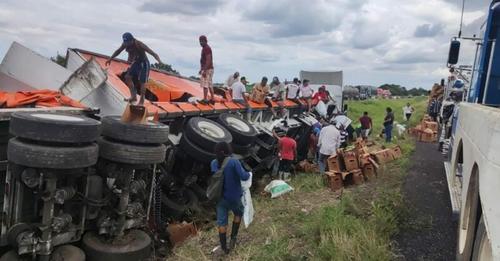 Vuelca tráiler cargado con cerveza en la autopista Cosamaloapan – Tinajas