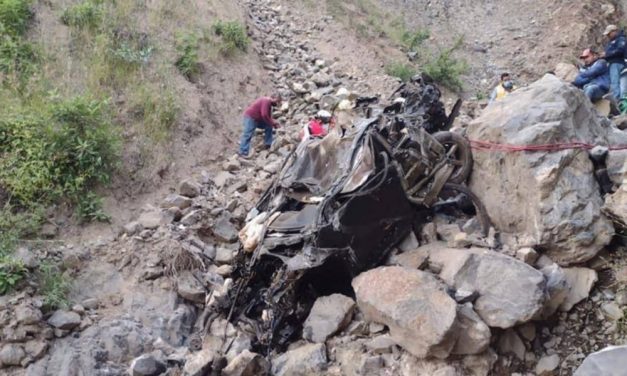 SIETE MUERTOS AL CAER AUTOS EN BARRANCAS DE TOLANTONGO