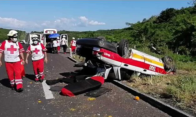 VUELCA TAXI EN CARRETERA VERACRUZ-CARDEL