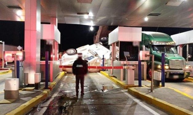 Así quedó sobre la entrada a casetas un tráiler volcado esta madrugada