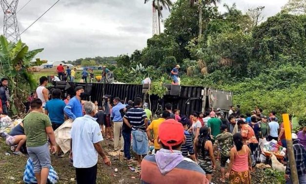 VUELCA TRAILER CON PRODUCTOS LACTEOS