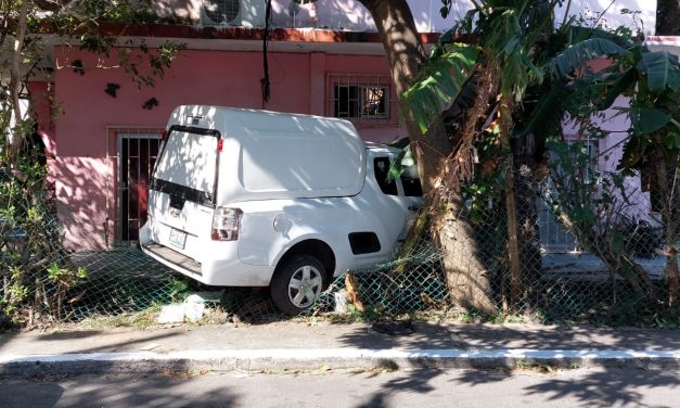 Camioneta se impacta contra una casa en la colonia Remes