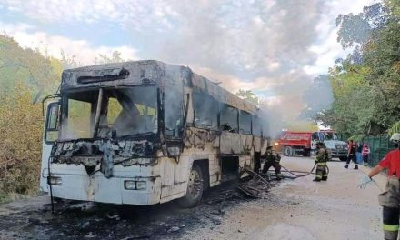 SE INCENDIA AUTOBUS EN ZONA TURISTICA DE CANCUN