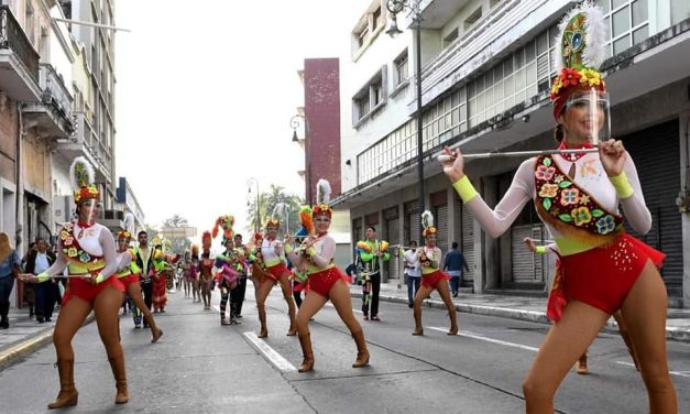 CIUDADANOS DE PAPANTLA PIDEN QUE SE DISCULPE COMITE DE CARNAVAL POR USAR BASTONERAS VESTIMENTA PAPANTECA