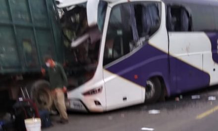 AUTOBUS CHOCA CONTRA TRAILER Y DEJA 30 LESIONADOS