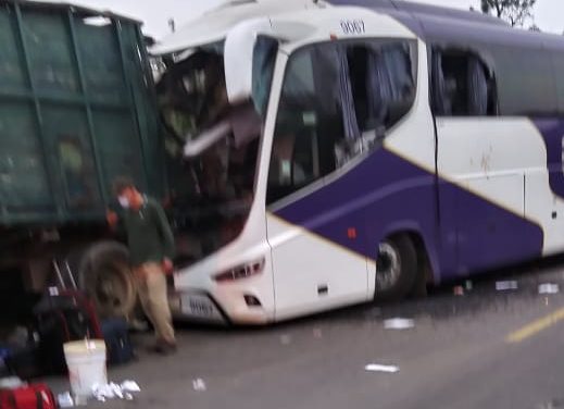 AUTOBUS CHOCA CONTRA TRAILER Y DEJA 30 LESIONADOS