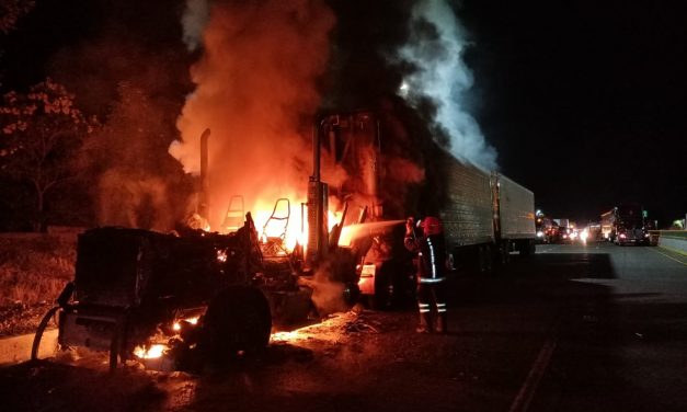 Se incendia Trailer a la altura de la caseta de Cuitlahuac.