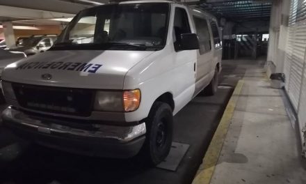 Muere hombre en camilla de ambulancia en Xalapa; hospital estaba saturado