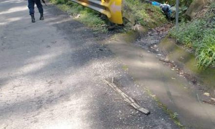 Muere motociclista tras derrapar y caer en barranco