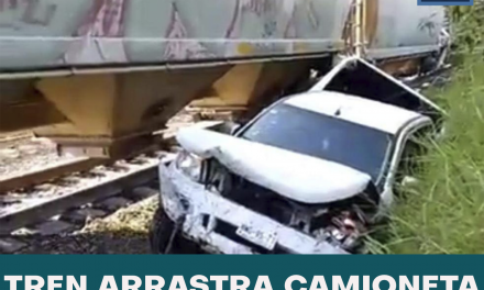 TREN ARRASTRA CAMIONETA EN IXTACZOQUITLAN