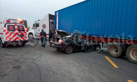 DOCENTE QUEDA ATRAPADO TRAS INCRUSTAR SY VEHICULO CONTRA TRAILER