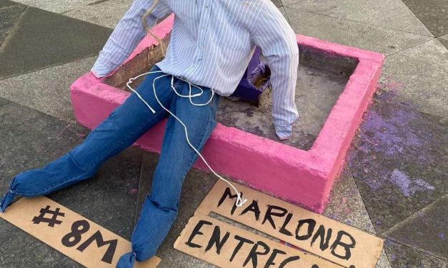 APARECE FIGURA DE MARLON «N» EN ANTIMONUMENTA DE VERACRUZ