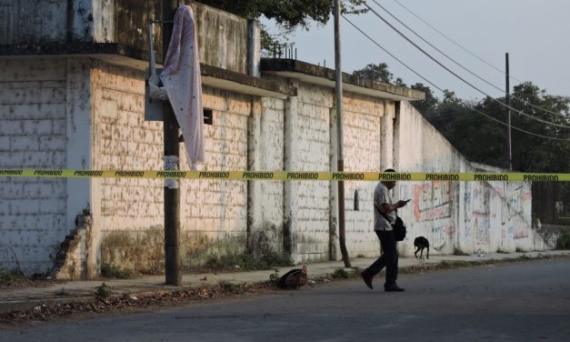 SE COLGO DE UN POSTE DE TELMEX EN TIERRA BLANCA