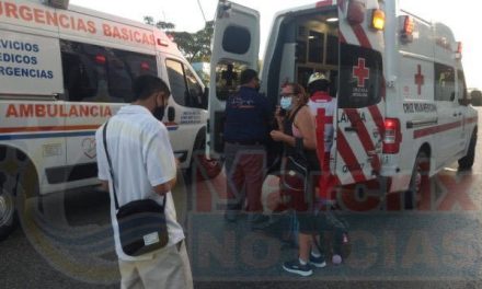 Tres lesionados en choque de van de transporte público con automóvil en Cancún