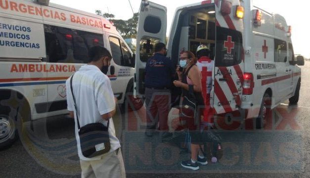 Tres lesionados en choque de van de transporte público con automóvil en Cancún