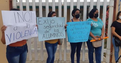 PADRES DE FAMILIA TOMAN LA ESCUELA DE MATA DE PITA