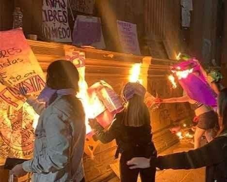 INCENDIA PUERTA DE PALACIO DE GOBIERNO EN NUEVO LEON