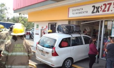 CAMIONETA SE INCRUSTA EN TIENDA OXXO