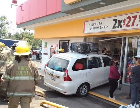 CAMIONETA SE INCRUSTA EN TIENDA OXXO