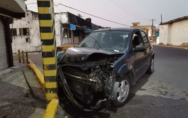 ESTE VIERNES SANTO CONDUCTOR SE IMPACTA CONTRA POSTE