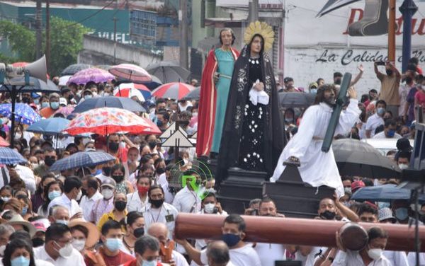 Viven cientos de feligreses Santo Viacrucis