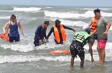 Rescata SSP a una mujer y tres menores en playas de Úrsulo Galván y Cazones