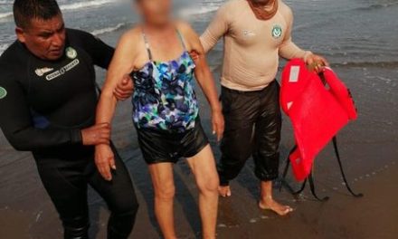 RESCATAN MUJER DE FUERTE OLEAJE EN PLAYAS DE LA MANCHA