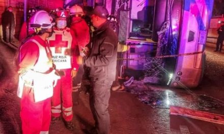 VUELCA CAMION EN EL PASEO TOLLOCAN