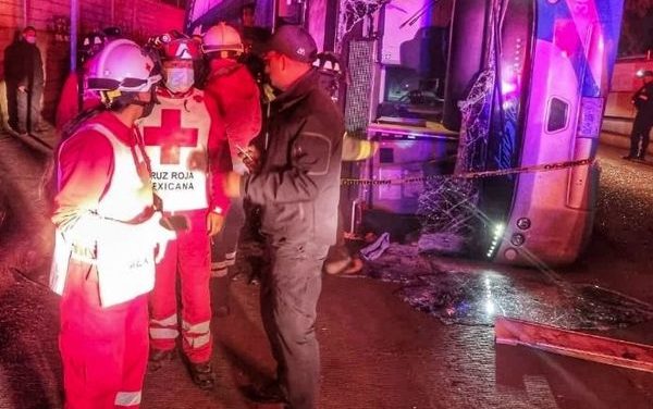 VUELCA CAMION EN EL PASEO TOLLOCAN