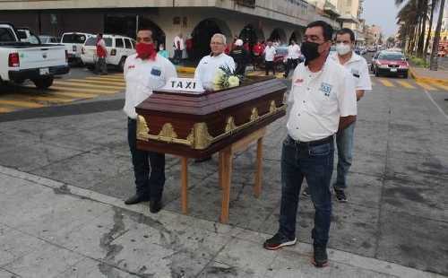 TAXISTAS MONTAN ATAUD EN EL MALECON COMO PROTESTA