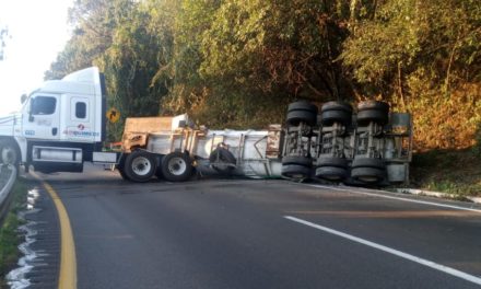 VOLCADURA DE REMOLQUE PROVOCA CIERRE DE LA AUTOPISTA CORDOBA-PUEBLA