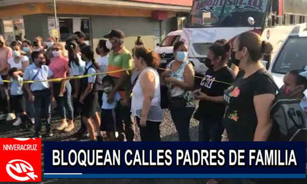 Padres de Familia bloquean calles en protesta por la falta de energía eléctrica