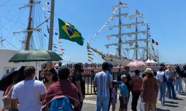 TURISTAS ABARROTAN VISITA A VELEROS