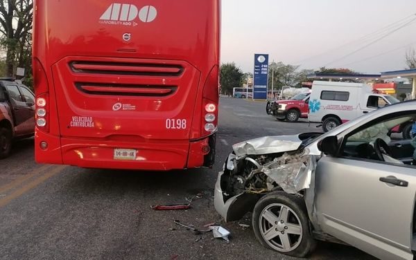 ADO CHOCA CON VEHICULO PARTICULAR EN EL AMATE