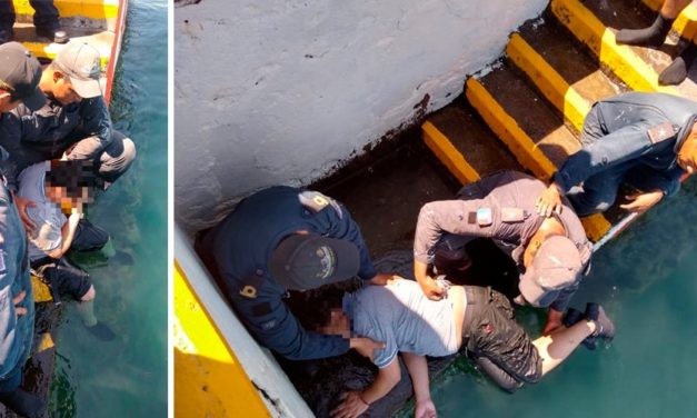 Rescatan fotografo tras resbalar en el muelle de pescadores