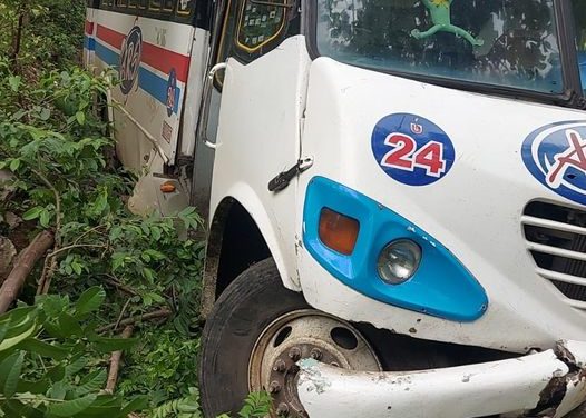 SE QUEDA SIN FRENOS CAMIÓN DE PASAJE EN COETZALA