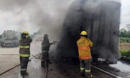 SE INCENDIA TRÁILER CARGADO DE JUGOS JUMEX EN LA AUTOPISTA COSOLEACAQUE-ACAYUCAN