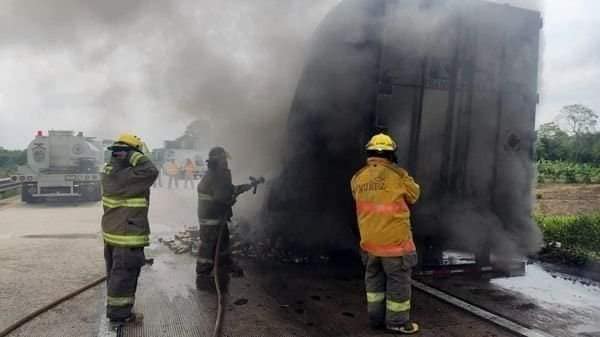 SE INCENDIA TRÁILER CARGADO DE JUGOS JUMEX EN LA AUTOPISTA COSOLEACAQUE-ACAYUCAN