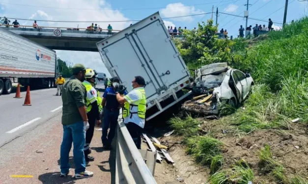 CINCO ADULTOS LESIONADOS Y UN NIÑO MUERTO EN ACCIDENTE VIAL EN LA AUTOPISTA COSOLEACAQUE-NUEVO TEAPA