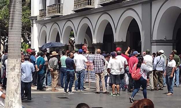 PROTESTA DE EX-TRABAJADORES DE SAS POR CALLES DEL PUERTO DE VERACRUZ