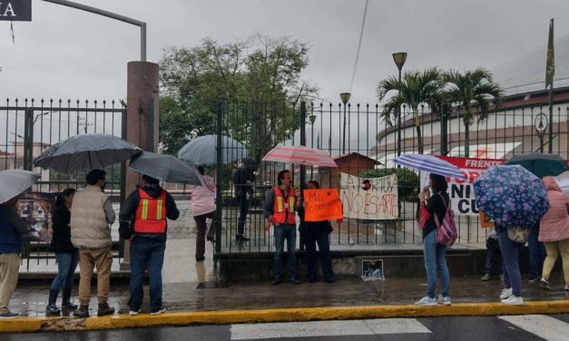 ANIMALISTAS DE ORIZABA SE MANIFESTARON EN LA ENTRADA DEL COLISEO «LA CONCORDIA»