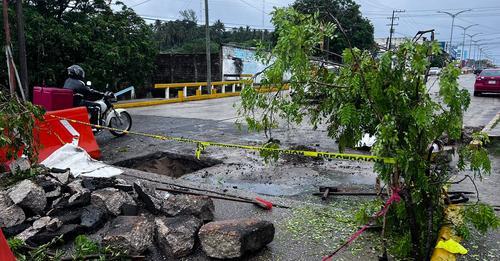 Lluvias provocan socavon en calles de Coatzacoalcos