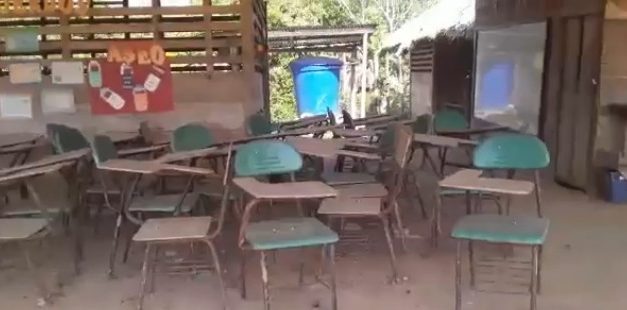 En riesgo por lluvias, dos escuelas de Zongolica; alumnos deben tomar clases en locales