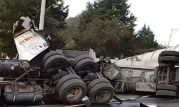 VOLCADURA DE TRAILER EN LA AUTOPISTA CORDOBA-PUEBLA